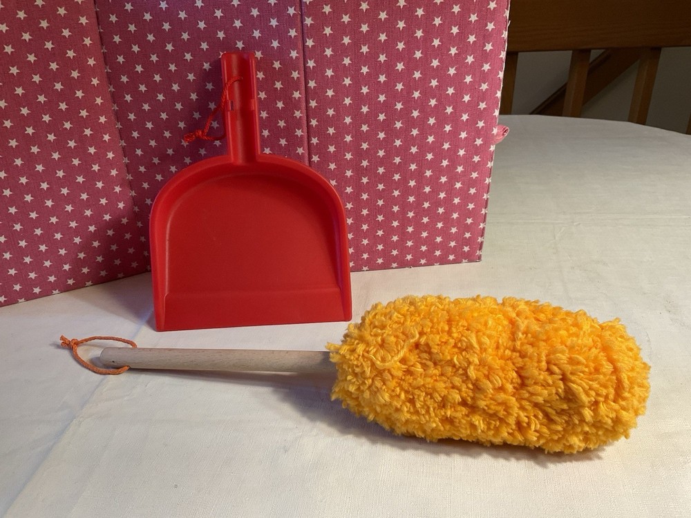 MELISSA & DOUG DRAMATIC PLAY LETS PLAY HOUSE REPLACEMENT RED DUST PAN & DUSTER