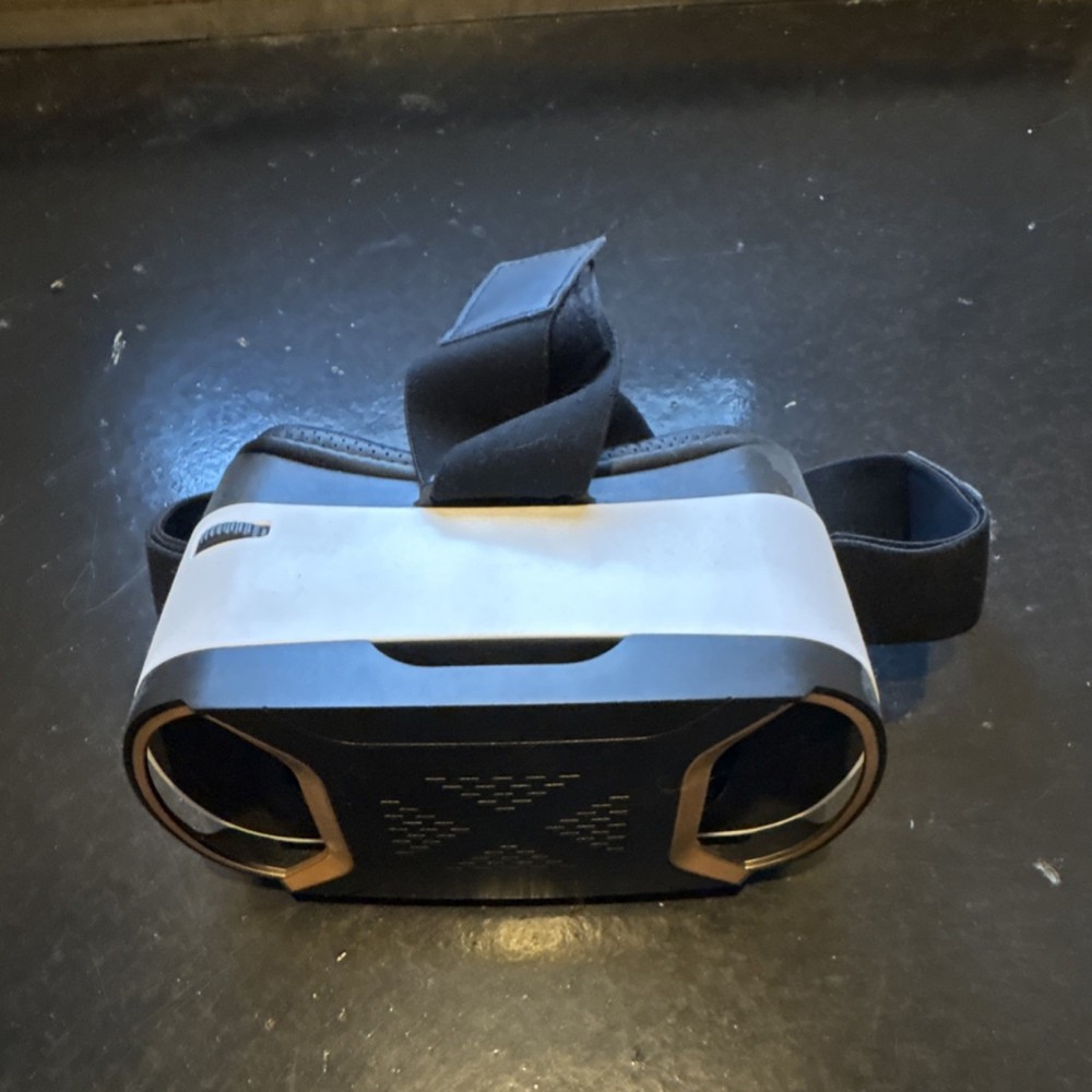 Virtual Reality Smartphone VR Headset Black White Plastic Adjustable Strap