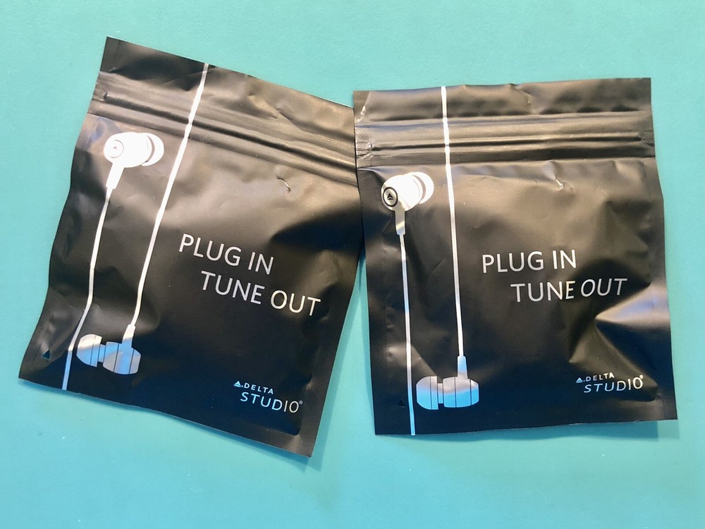 2 DELTA AIRLINES ECONOMY EARBUDS