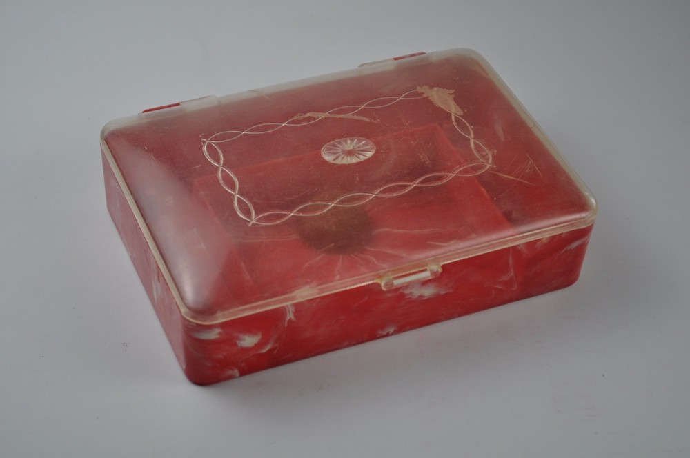 Vintage Plastic Sewing Box Unbranded Red and White