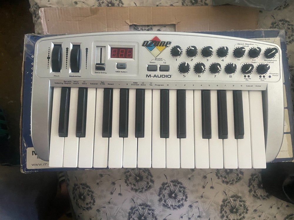 M-Audio Ozone *Midi Keyboard & interface *USB controller *mobile workstation