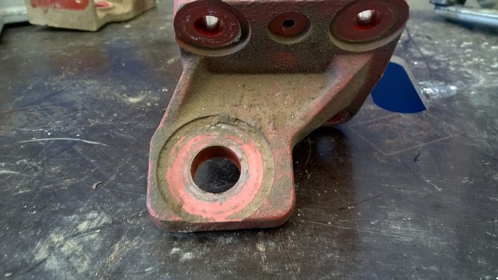 O/S ENGINE MOUNTING BRACKET REMOVED FROM 75E17 3.9 LTR