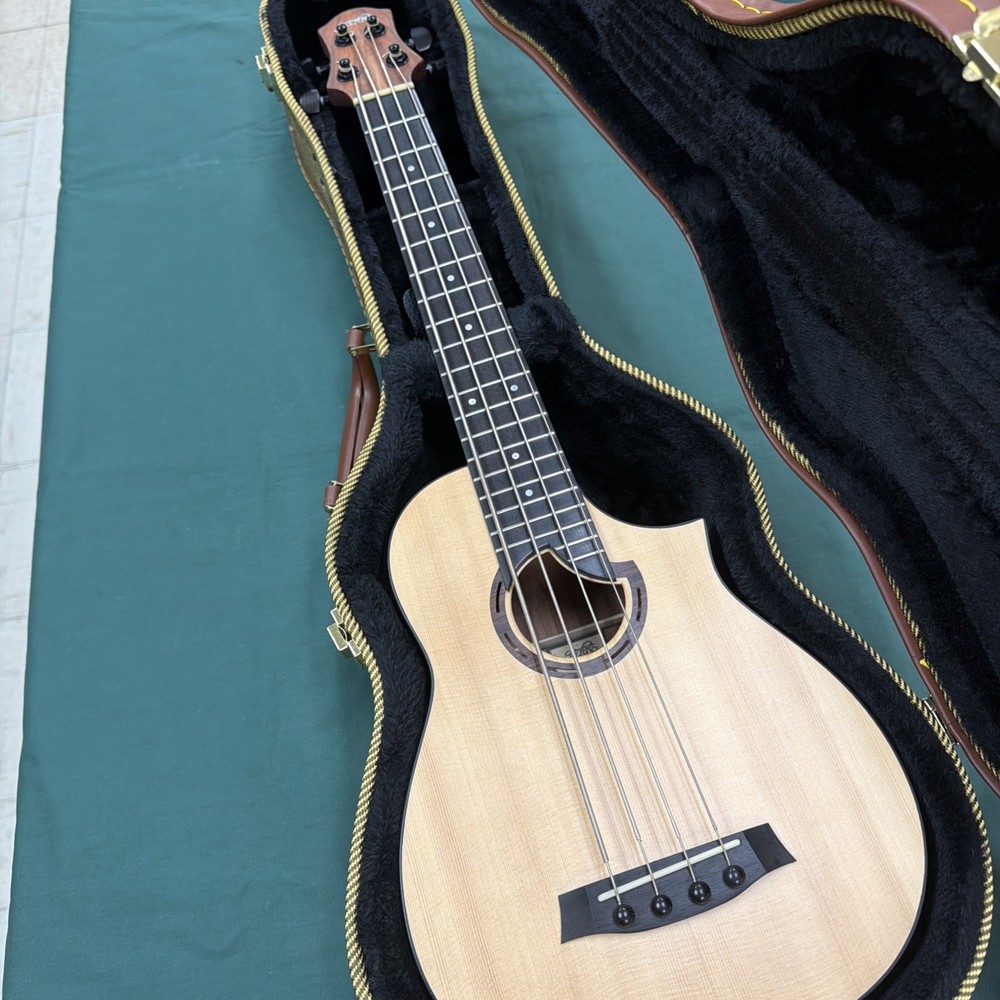 Stevens ukulele bass. UB-082 With Case