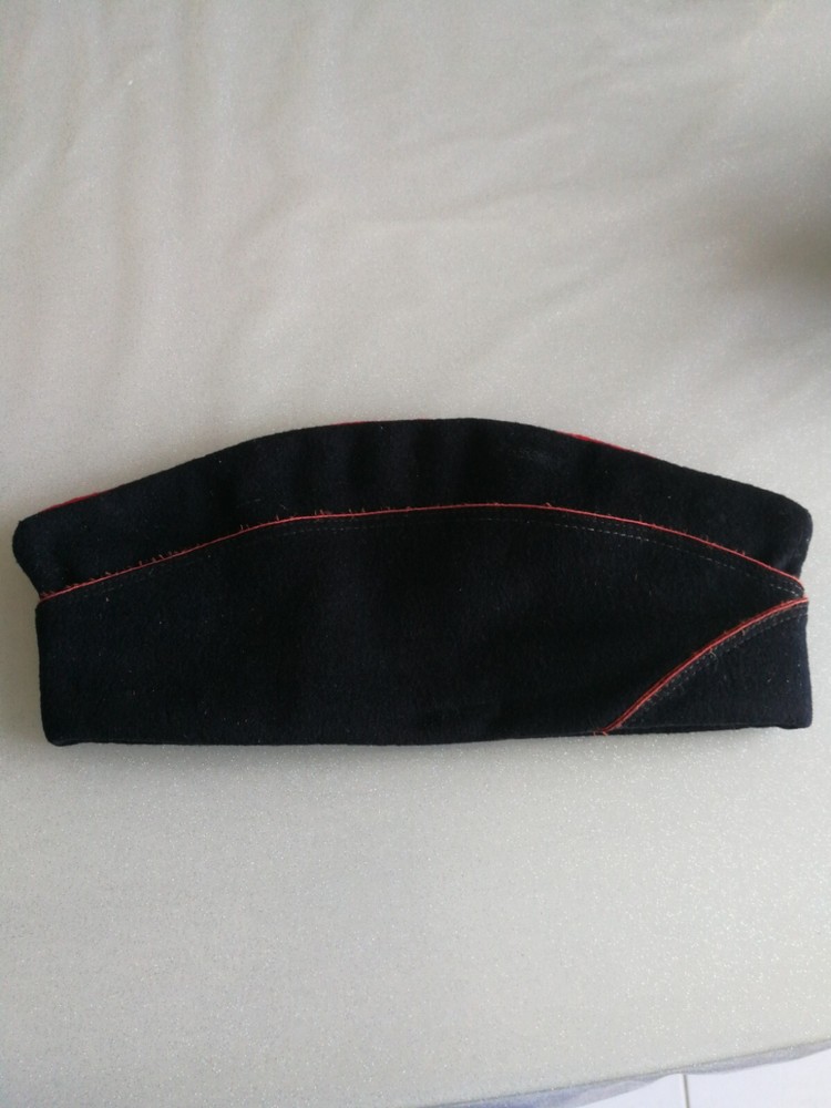 Blue beret with red border.