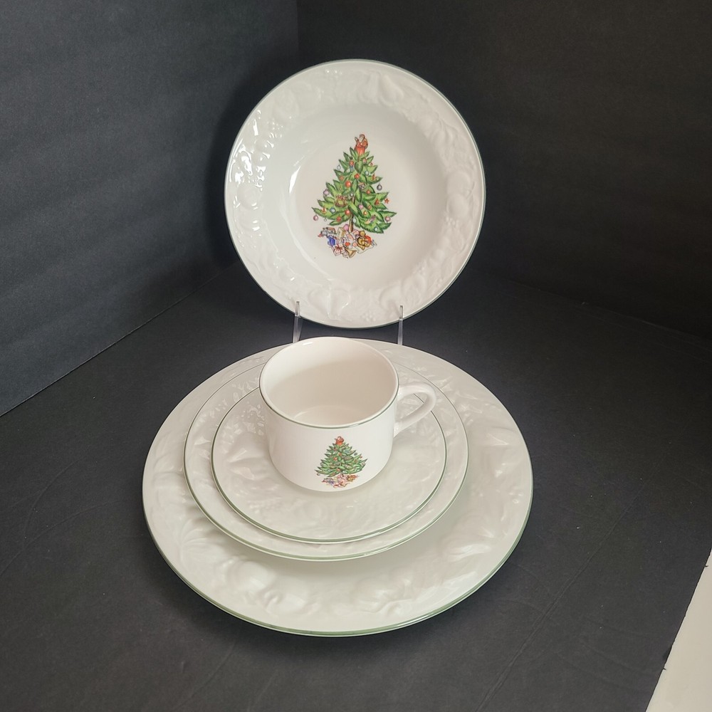 Tabletops Unlimited Christmas Time 20 Piece Set Dinnerware (2 set available}
