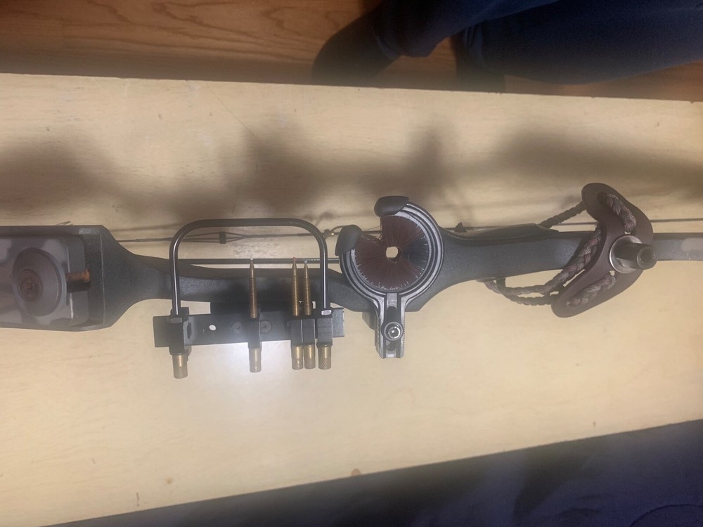 compound bow right hand 70lbs with arrows and tips