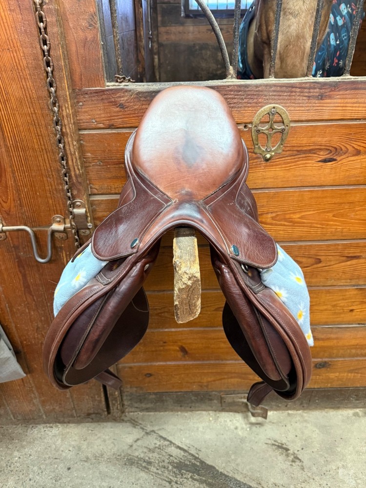 Henri De Rivella 17” seat saddle. It has a medium sized tree.