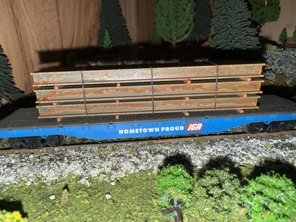 1:87 HO Scale Ibeam Rusty Load/Decor - Tall Stack W/ Blk Straps