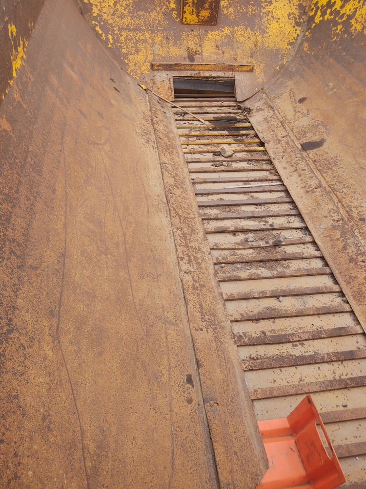 13 X. 8. Dump Box chain conveyor