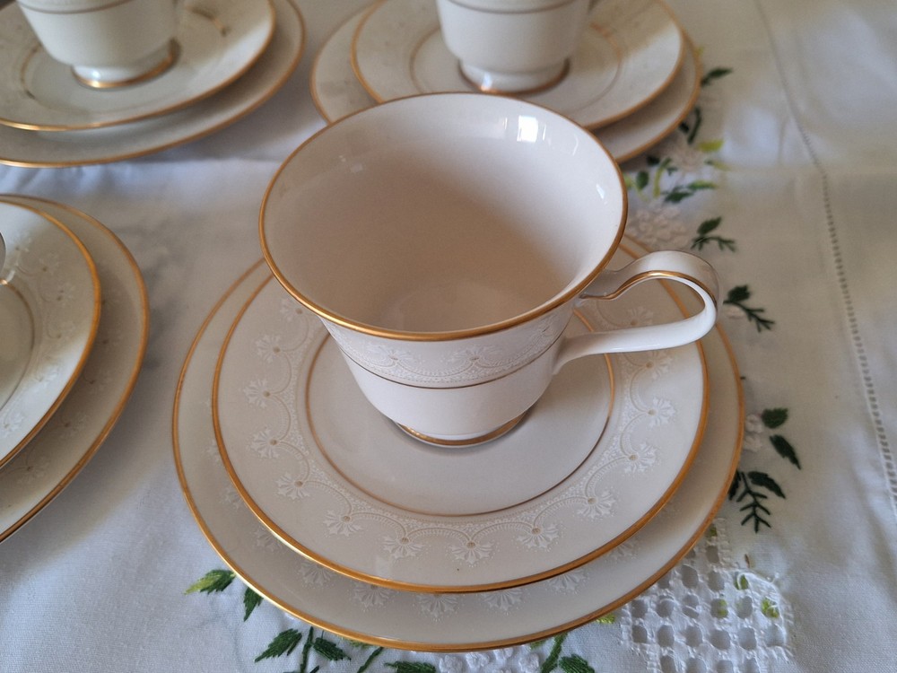 Dinner set, Noritake Caledonia pattern 7091, from Japan, 35 pieces