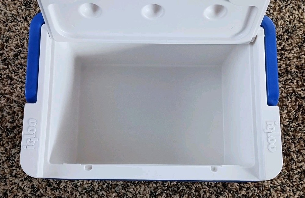 Igloo Six-Packer Hard Cooler Blue & White with Lid and Handle