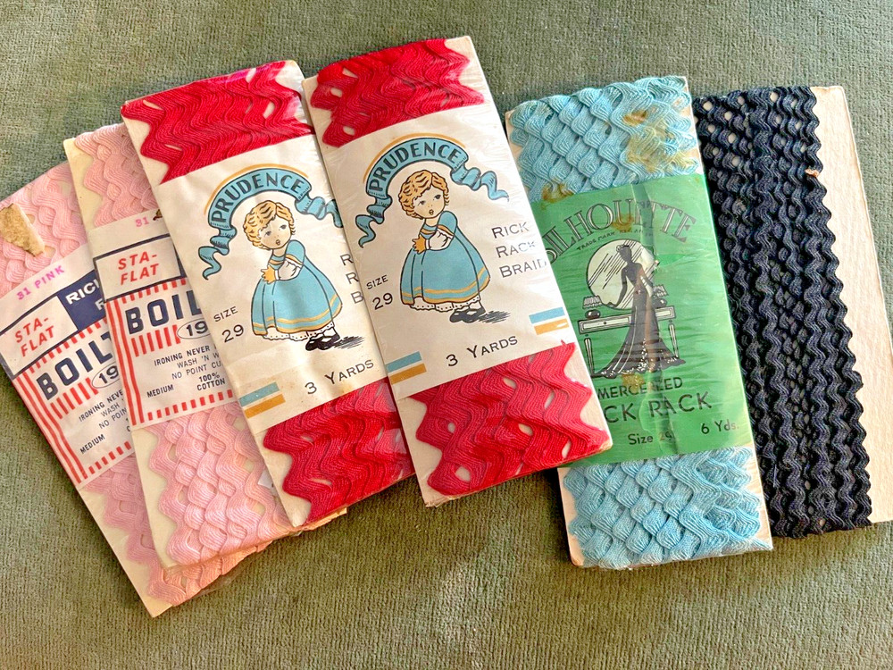 VINTAGE UNOPENED RIC RAC PINK RED GREEN PARTIAL PKG BLACK