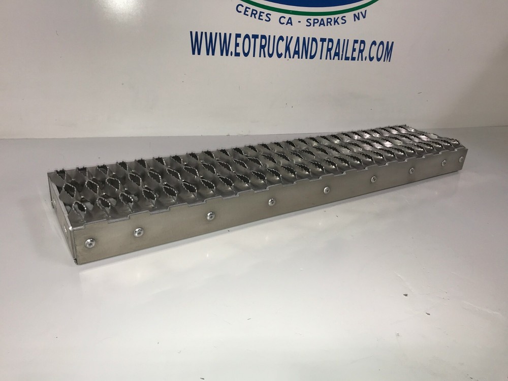 Peterbilt 379 389 Battery Box Lower Step - Heavy Duty