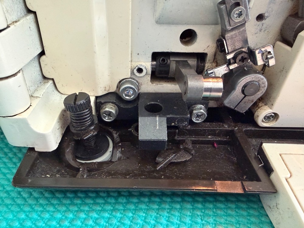 Superlock 734 Serger Overlock SEWING MACHINE - READ