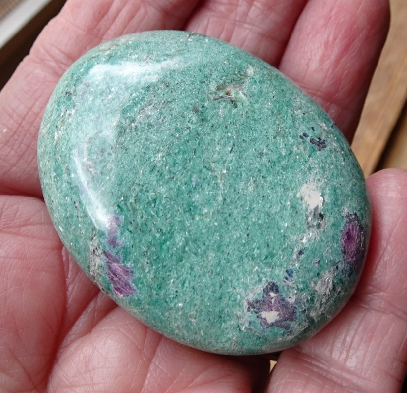 Ruby Fuchsite Palmstone - India sc1006