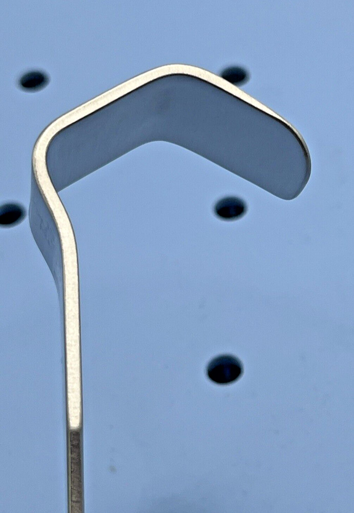 Conjoined Tendon Shoulder Retractor for Arthroplasty Surgical