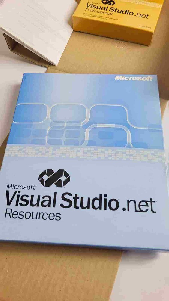Microsoft Visual Studio .net Professional 2003 (includes SQL Server) Retail Key