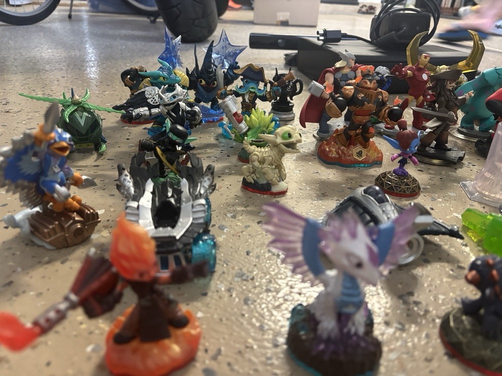 Disney Infinity Base And Game Characters