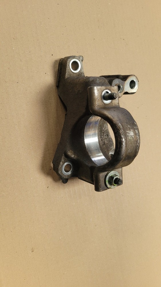 2017 Mazda 3 2.2D Driver side driveshaft mount bracket