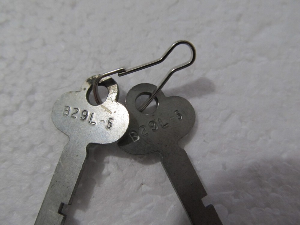 2pcs. - B29L-5 Key Vintage for Display Case ?