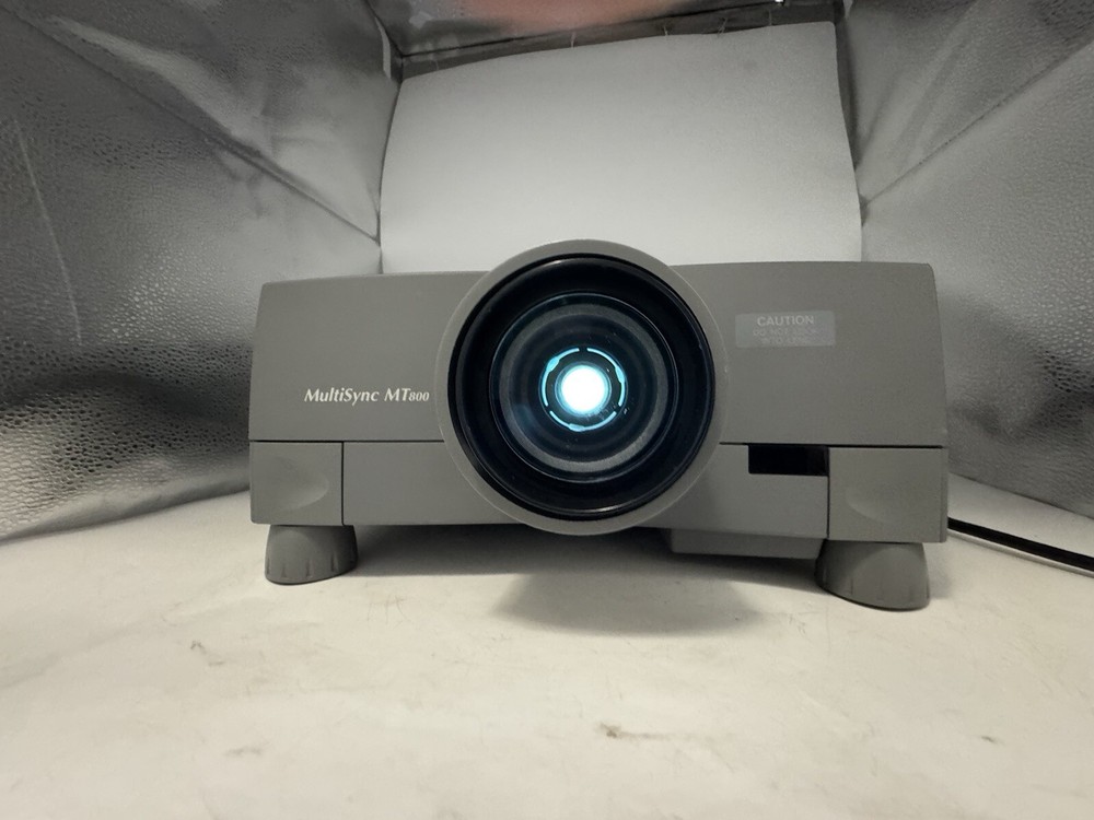 NEC MultiSync MT800 TFT LCD Projector Powers On W/Remote , Cables And Carry Bag