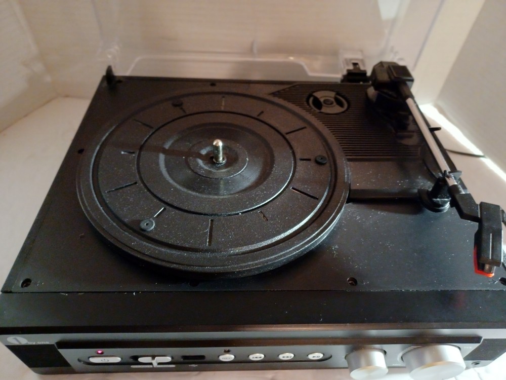 1 BY ONE Record Player MD-920 In Good Condition