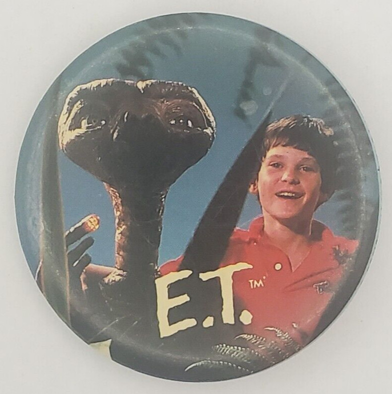 Vintage 1982 ET The Extra Terrestrial Pinback Button  Hiding With Elliot
