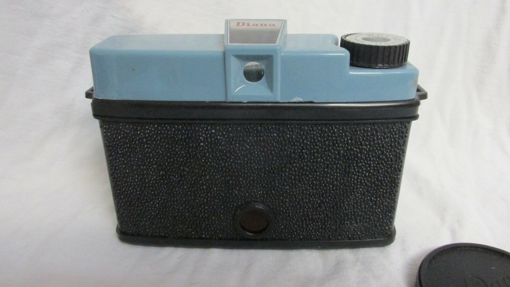 VINTAGE LATE 1960s DIANA CAMERA WITH CAP