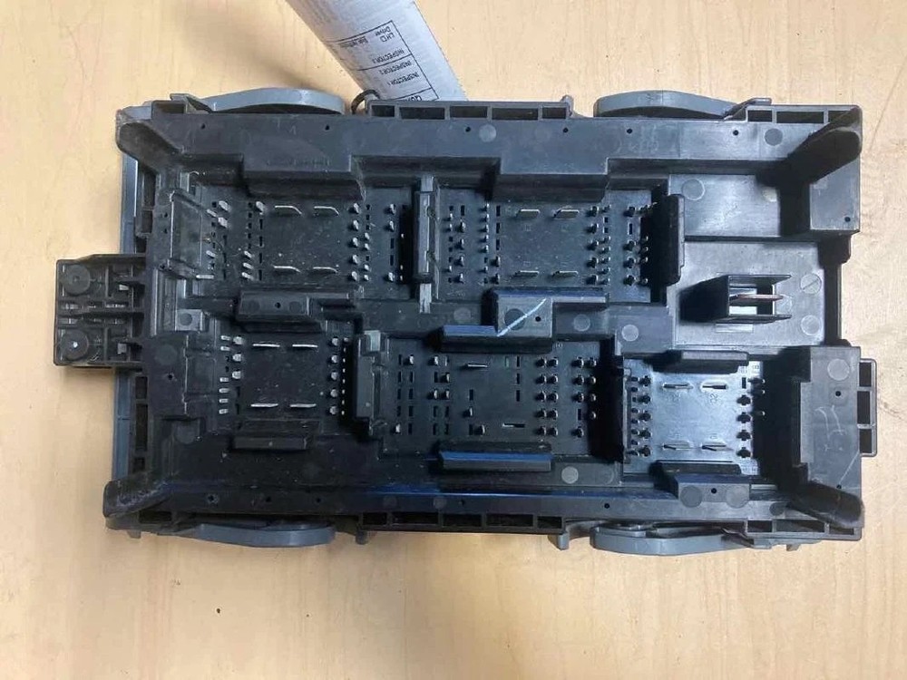 2007 -2009 Chevy Silverado 1500 Engine Fuse Box Assembly OEM