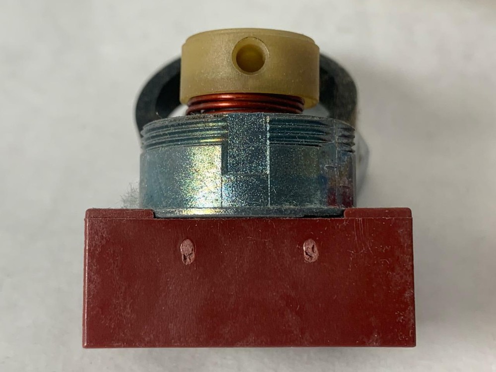 SIEMENS 40mm Pushl Button Switch 3SB03-K4R red pushlock twist release