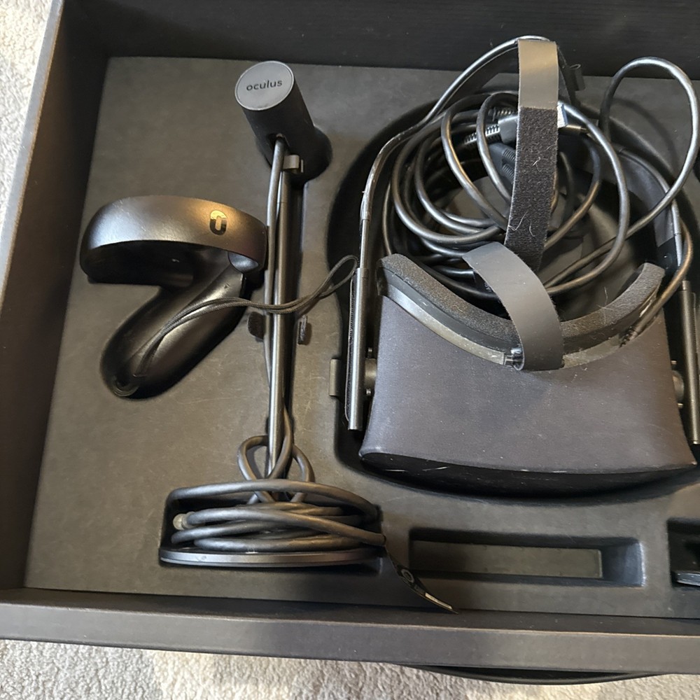 Oculus Rift Black VR Headset with Controllers for PC & Console with Orginal Box