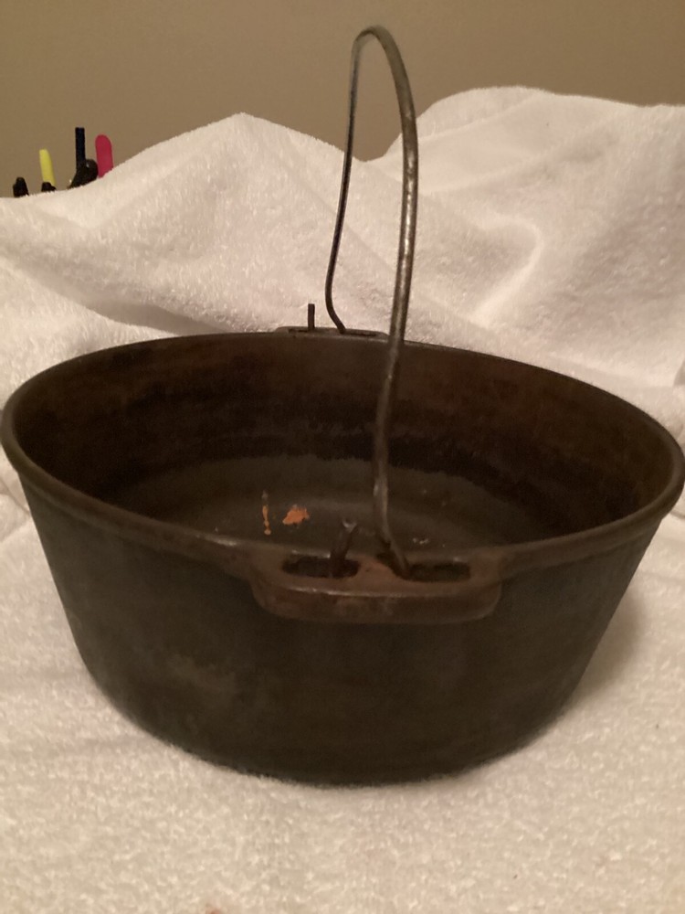 Vtg. 5 Quart Cast Iron Dutch Oven w/ Handle