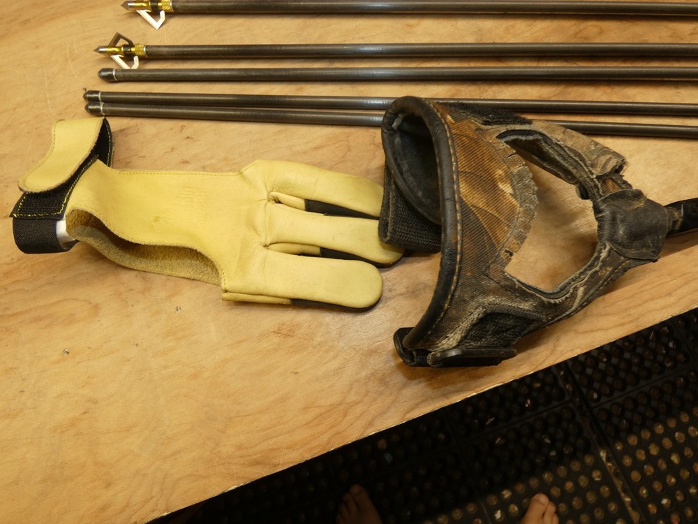 Barnett Archery Hunter XTreme Right Hand Compound Bow Setup Arrows Release +