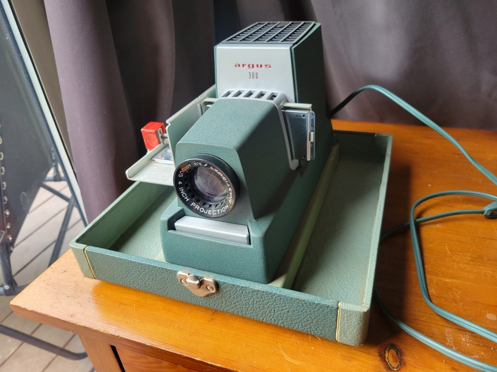 Vintage ARGUS 300 Slide Projector with Case