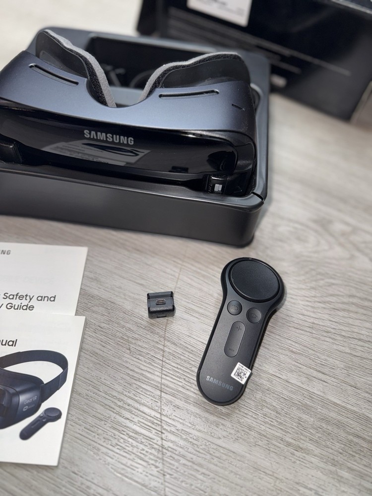 Samsung Gear VR SM-R325 With Controller