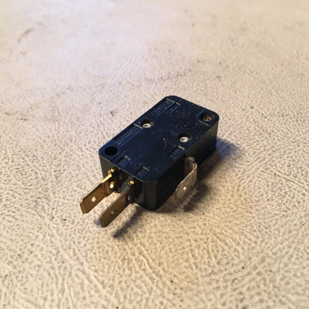 Und. Lab Microswitch 2TM-4, NOS