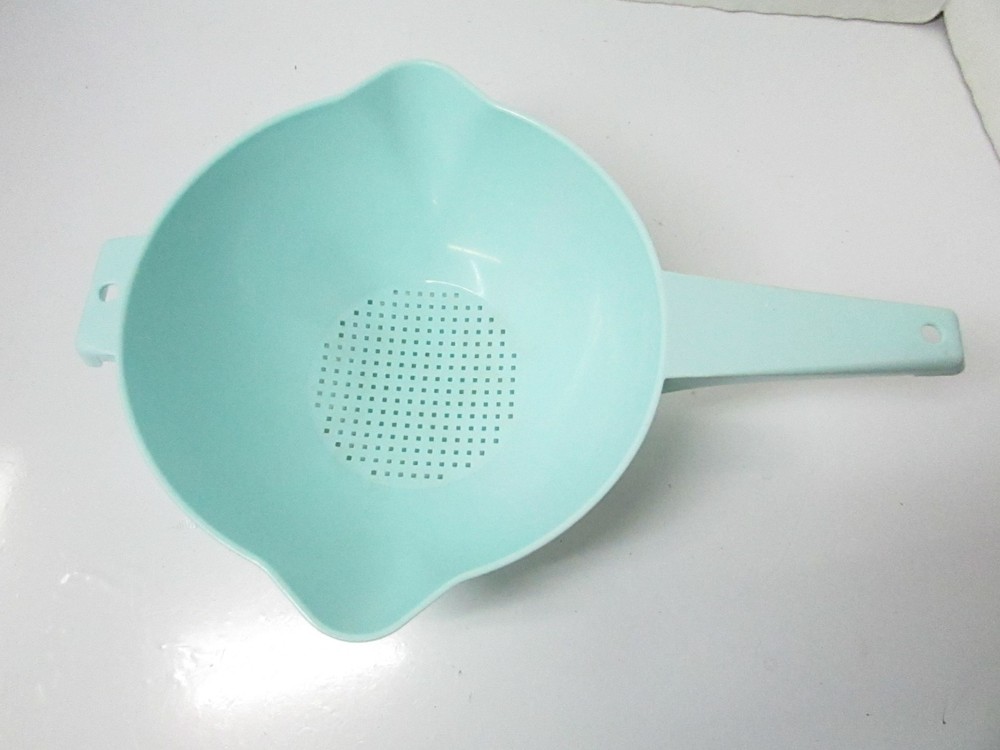 Tupperware Vintage Colander Strainer Handle 1523-4 Mint Green Plastic 8.25"