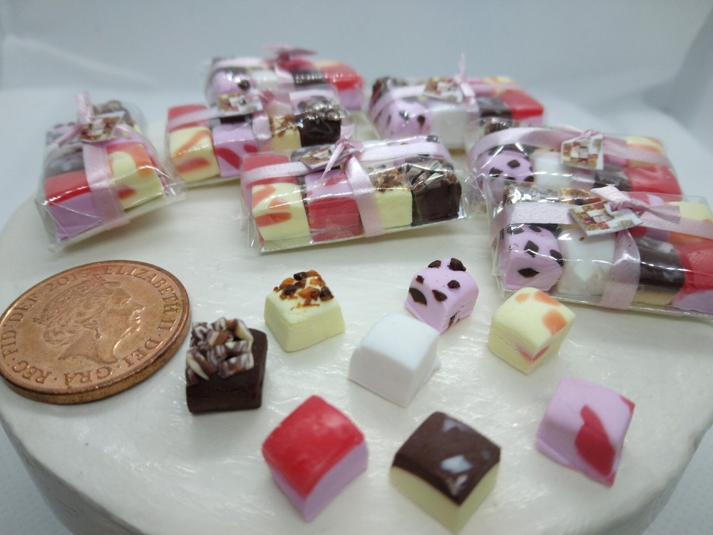 Dolls House Sweets 8 miniature assorted luxury marshmallows gift box 1/12 scale