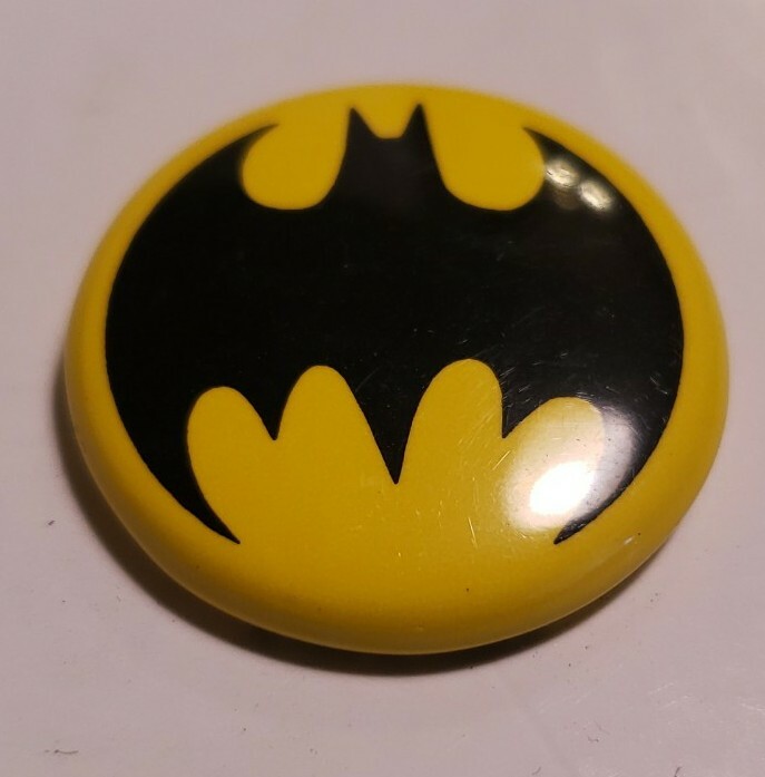 VINTAGE BATMAN PINBACK BUTTON  SYMBOL STYLE 1996  DC COMICS