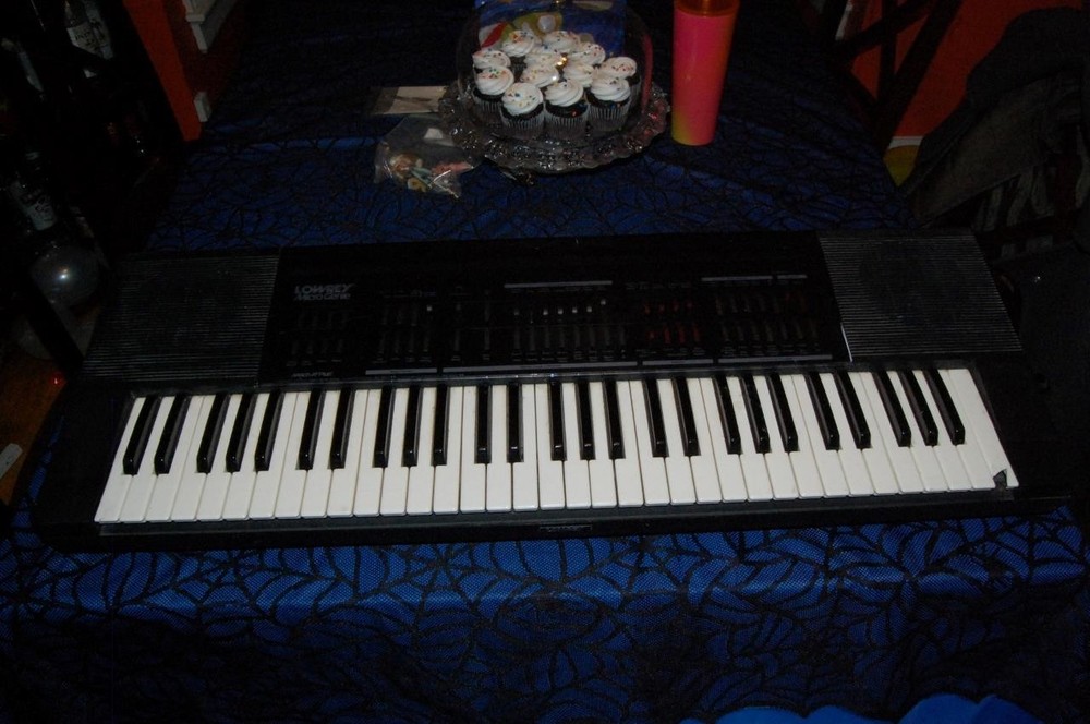 Lowrey Micro Genie V-120/ V120 String Synthesizer Keyboard Analog Drum Machine