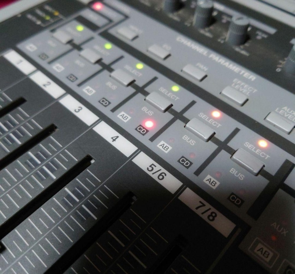 ROLAND VS-840EX Multi-track Recorder
