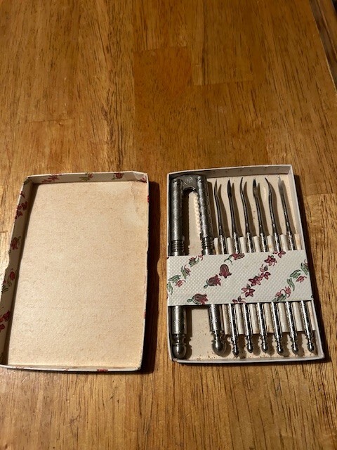 Nutcracker pick set in box