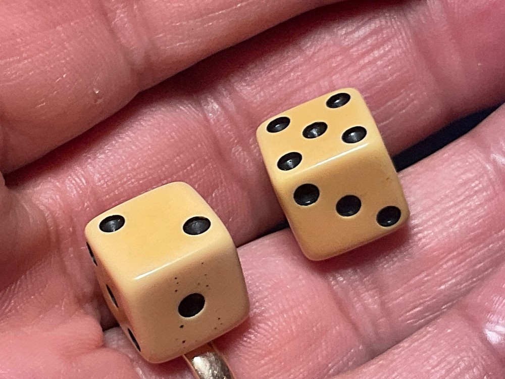 SMALLER PAIR BAKELITE DICE—-——--P-1