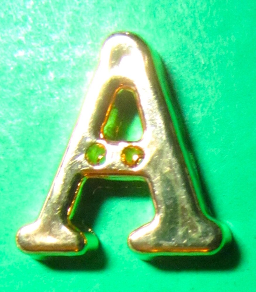 (1) 3/4" ALPHABET LETTER A INITIAL GOLD PLASTIC 2-HOLE NOVELTY BUTTON-6/9