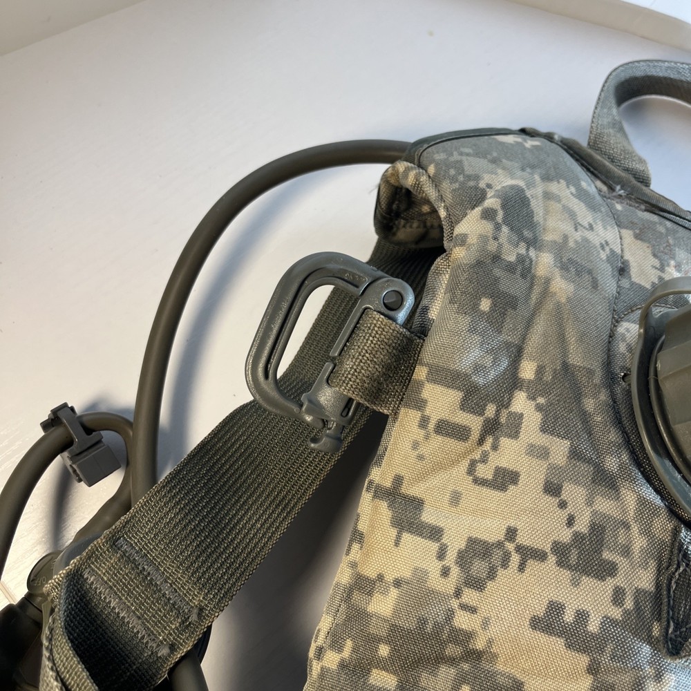 Molle II Hydration System Carrier WITH 100oz/3L Bladder ACU