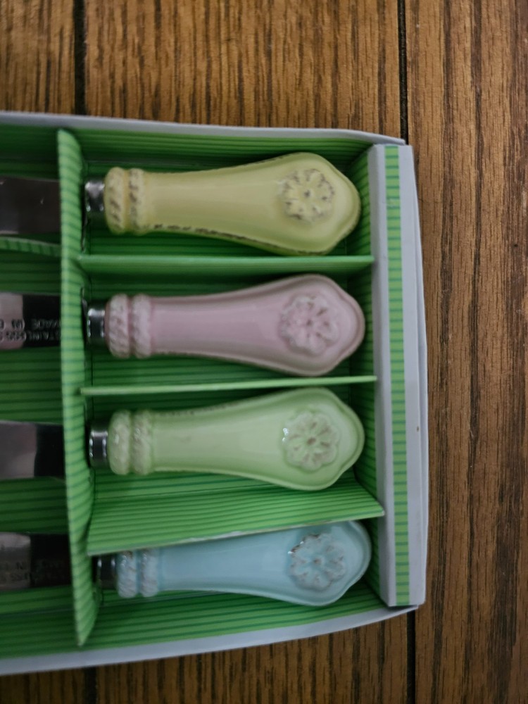 4 PIECE PASTEL SPREADER SET
