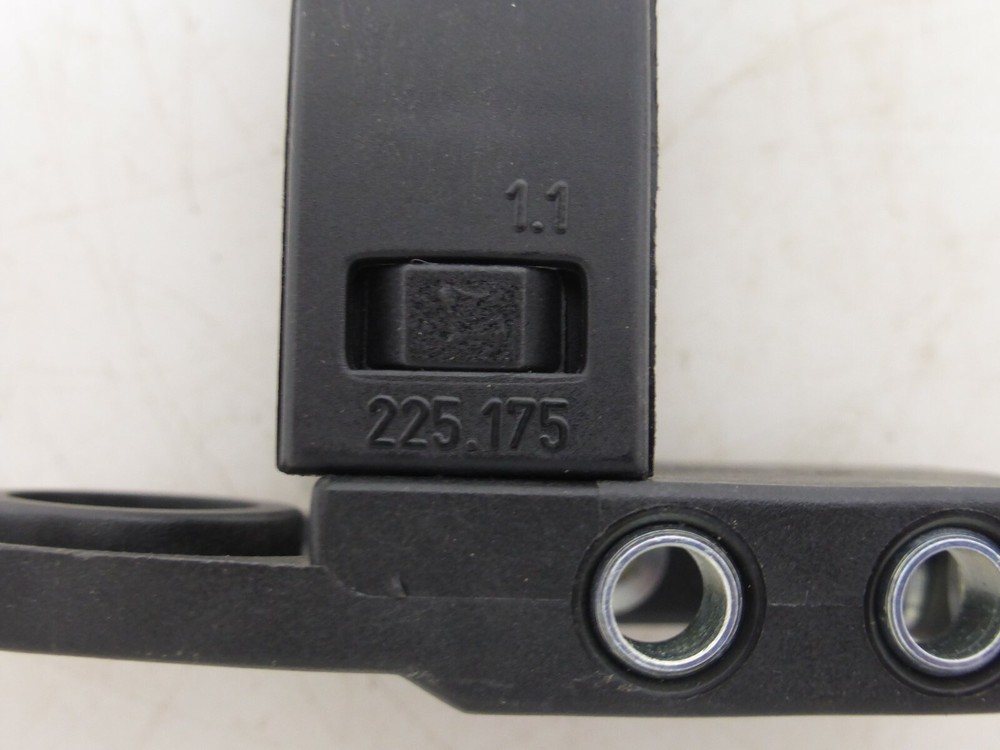 IGUS 225.175 2220.10 ** 6 PIECES **