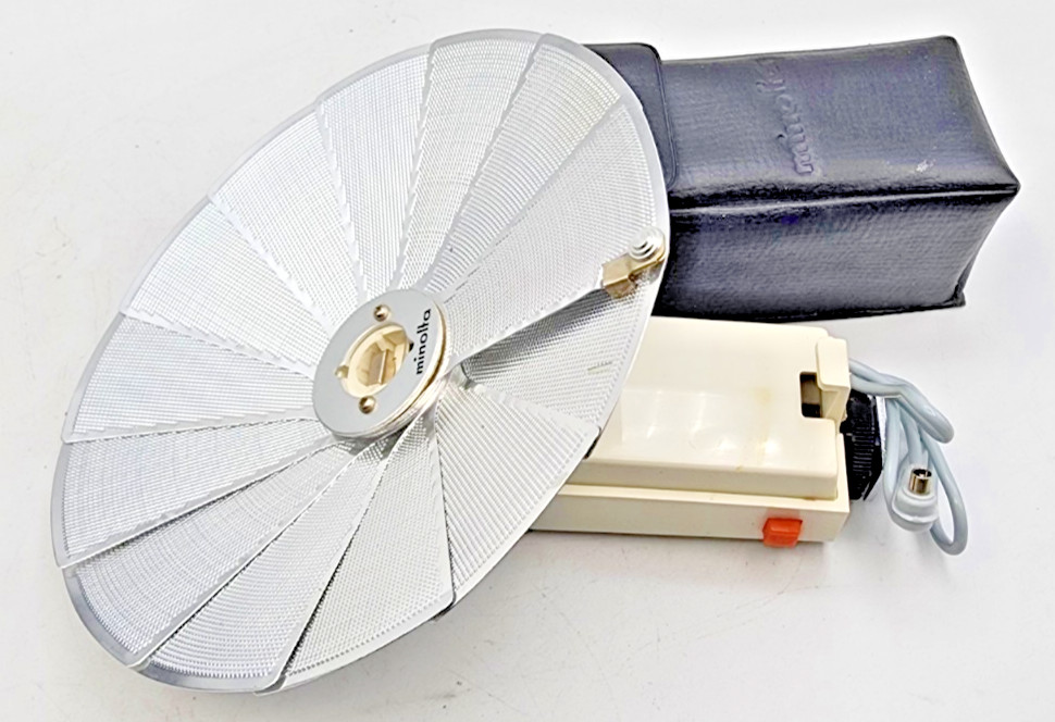 Vintage Minolta Deluxe III Flash w/ Case