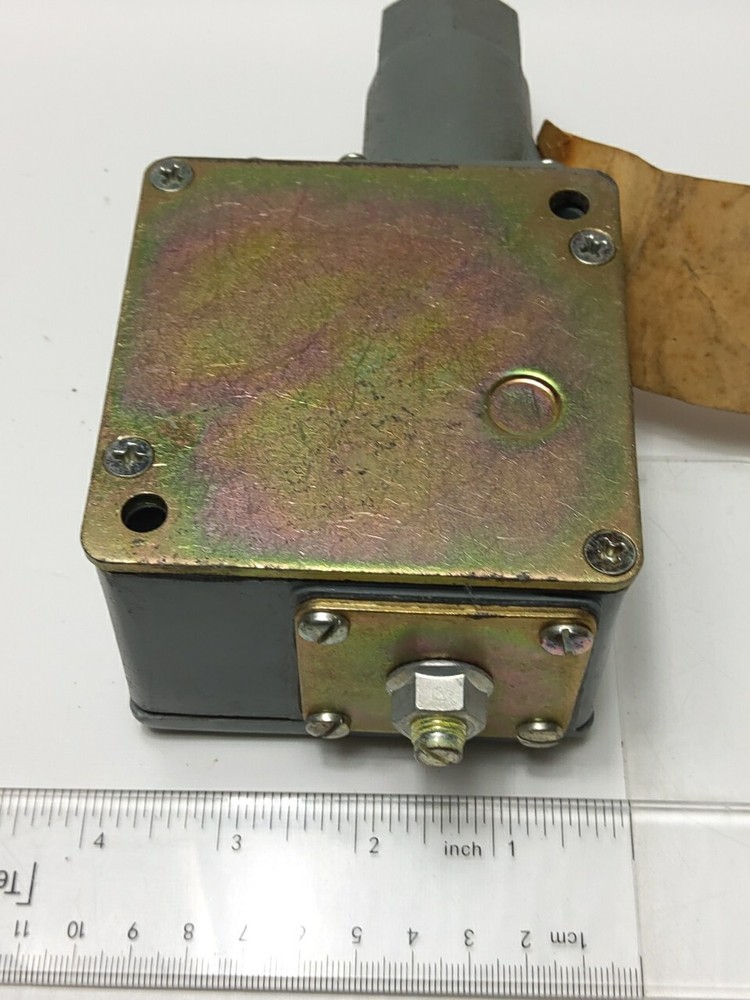 SQUARE D PRESSURE REGULATOR 9012-ADW-24 (NEW)