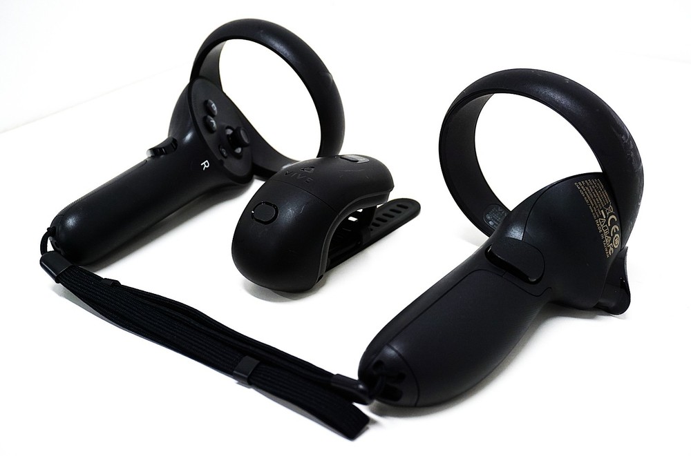 HTC VIVE Bundle: 2 Controllers +Wrist Tracker | Focus 3 & XR Elite/No Power Cord